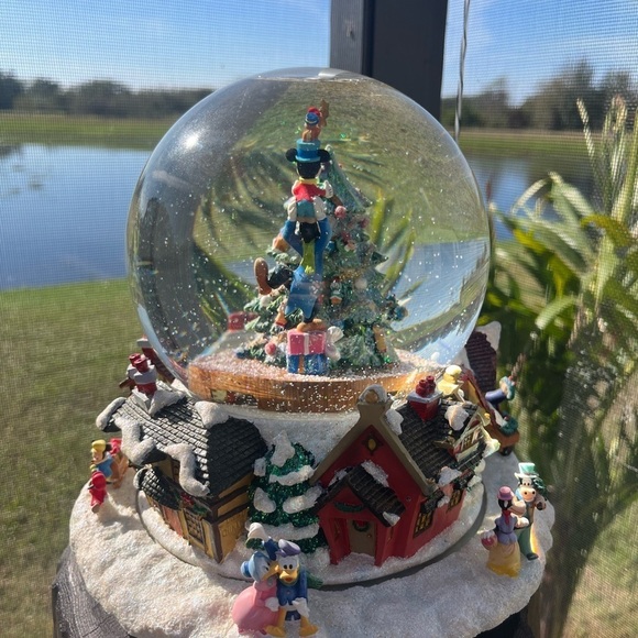 CHRISTOPHER RADKO 9x9 DISNEY SNOW GLOBE Santa Claus is coming to Town Sleigh - Picture 11 of 13